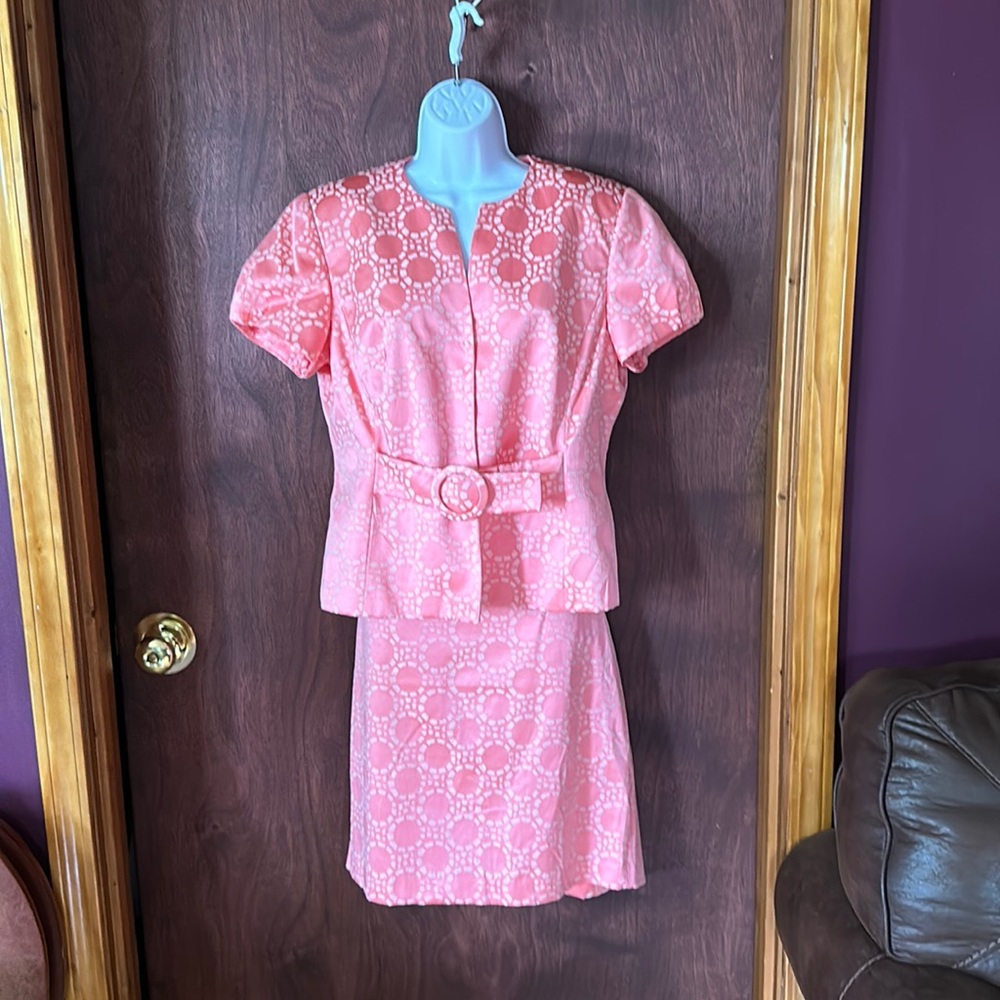 Skirt suit Sz. 12 NWT. Color Coral Pink and Cream.
